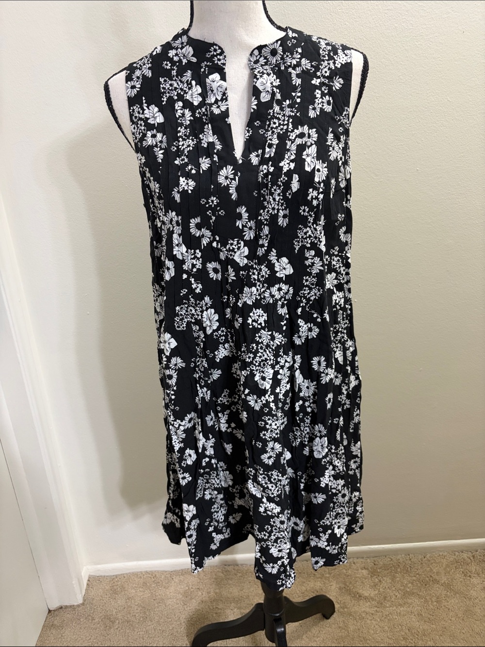 Old Navy Black and White Floral Sleeveless Dress